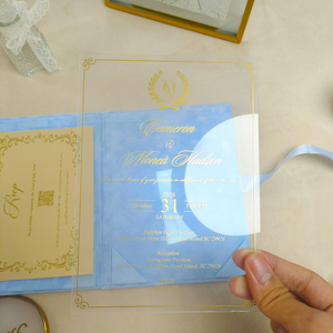 Invitaciones de Boda Elegantes en Terciopelo Azul Cielo Personalizadas, Invitaciones de Acrílico Transparente con Lámina Dorada y Tarjetas RSVP con Código QR - Product Image 2