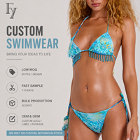 Bikini triangle halter bleu tie-dye dégradé avec broderie florale perlée, franges à pompons et liens latéraux, coupe coquine, maillot de bain de luxe