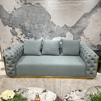Fauteuil Chesterfield moderne de luxe capitonné en tissu avec cadre métallique pour salon de villa
