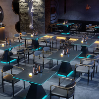 Luxuriöses Chesterfield-Sofa-Bar-Set für Nachtclubs und KTVs mit Modernem Metallplatten-Design, Maßgefertigte Gewerbliche Möbel