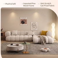 Canapé trois places droit en velours mat de style italien minimaliste, inspiré du Wabi-sabi, avec motif clavier de piano pour salon