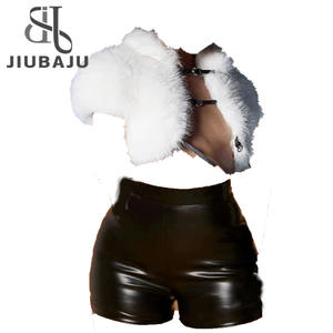 Completo <span class=keywords><strong>Sexy</strong></span> Due Pezzi con Collo Alto in Pelliccia, Cardigan Traforato e Pantaloncini in Pelle PU - Product Image 2