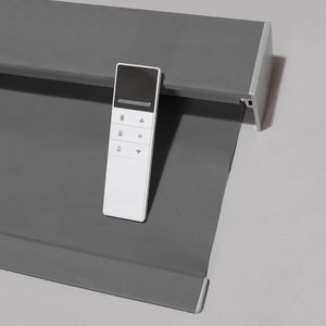 Stores enrouleurs motorisés intelligents, occultants, sans cordon, avec design en tissu intégré, couleur <span class=keywords><strong>taupe</strong></span> chaud, pour fenêtres. - Product Image 1