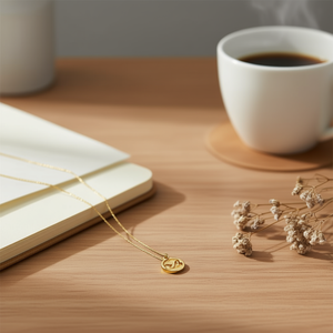 Collana con ciondolo a forma di lettera A in acciaio inossidabile, 1,9 cm, monofacciale, gioiello alla moda. - Product Image 2