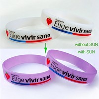 Bracelet en silicone à changement de couleur UV, personnalisable avec impression et gravure, pour événements, vente en gros du fabricant, prix abordable
