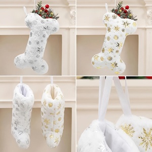 Chaussettes de Noël en forme d'os, nouveau design, en peluche douce, broderie de flocons de neige, chaussettes de Noël scintillantes de haute qualité pour cadeau - Product Image 4
