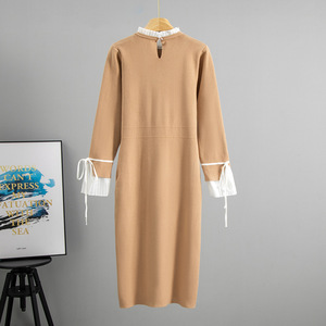 Robe pull en tricot pour femme Hepburn, manches longues, coupe ajustée, longueur mi-longue, avec poignets à volants et boutons sur le devant - Product Image 3