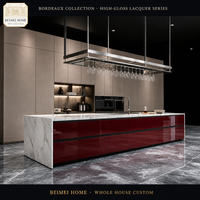 Cuisine complète sur mesure de style italien minimaliste, armoires laquées haute brillance sans poignées, îlot avec plateau en marbre, fabrication directe d'usine OEM