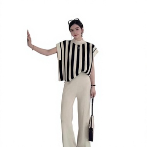 Traje de Moda Elegante de Verano 2026 para Dama: Top Rayado sin Cuello y Pantalones Anchos Casuales de Punto Antiarrugas - Product Image 1