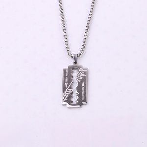 Nuevo Collar con Colgante de Cuchilla de Afeitar de Acero Inoxidable al por Mayor 2024, Antideslustre con Baño de Oro, Estilo de Cadenas de Moda - Product Image 1