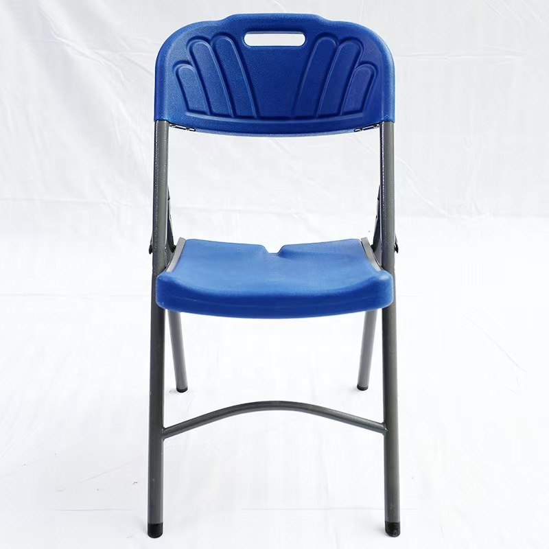 Chaise en plastique bleue