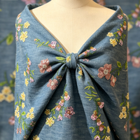 Tissu en denim bleu avec broderie florale multicolore en sequins et perles pour robes, tenues de soirée et robes de cérémonie vintage