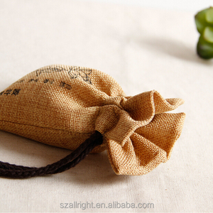 ถุงของขวัญแบบมีเชือกผูก ทำจากผ้ากระสอบป่านธรรมชาติ พิมพ์ลายสกรีน รับทำโลโก้ตามสั่ง รุ่น AR-273 สีธรรมชาติ, สีขาว - Product Image 4