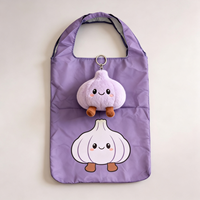 Op maat gemaakte pluche sleutelhanger met opvouwbare tas OEM herbruikbare boodschappentas promotioneel cadeau pluche tasbedel met opvouwbare tas