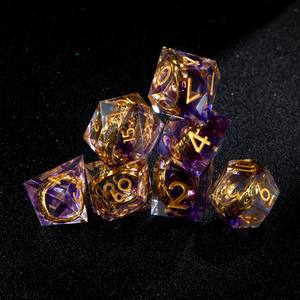 Ensemble de 7 dés de D&D artisanaux de 35 mm, à noyau liquide, à bords tranchants, dégradé ambre violet, avec anneau doré intégré, inspiré du <span class=keywords><strong>Seigneur</strong></span> <span class=keywords><strong>des</strong></span> <span class=keywords><strong>Anneaux</strong></span> - Product Image 3