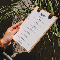 Tableau de menu en bois à encliqueter en cuir simple et rétro Logo café et bar gravé sur mesure Classeur de couverture de menus en bois
