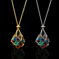 Collier en résine bleu-rouge avec pendentif dés polyédriques D20 à bords tranchants de 22 mm pour les jeux de rôle de table Dungeons and Dragons, cadeau de fête