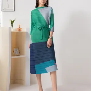 2023 새로운 Miyake 주름 인쇄 패션 드레스 유럽과 미국의 느슨한 벨트 한 단어 칼라 여성 캐주얼 중간 길이 드레스