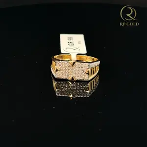 Anillo de oro de lujo con un diseño geométrico audaz y piedras brillantes, perfecto para hombres modernos que buscan un look elegante y de alta calidad. - Product Image 2