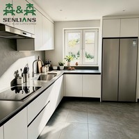 Meubles de cuisine minimalistes, portes en panneaux blancs mats, plan de travail noir, en forme de L, réfrigérateur intégré, sans poignées, ensemble de cuisine sur mesure