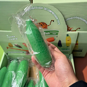 Juguete Blandito Gigante en Forma de Pepinillo Onr - Alivia el Estrés, con Sabores a Fresa y Uva, Materiales EVA y TPE para Niños y Adolescentes - Product Image 1