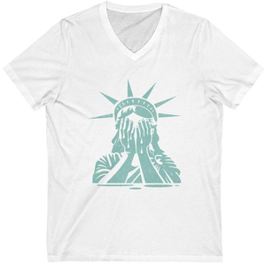 T-shirt con scollo a V con statua della Libertà che piange - Anti-Trump, Anti MAGA, T-shirt per proteste, T-shirt per attivisti, Maglietta per proteste - Product Image 1