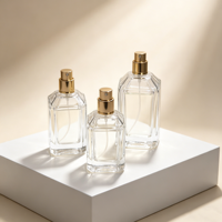 Vente en gros d'atomiseurs de parfum carrés en verre transparent de 30 ml, 50 ml, 100 ml avec un capuchon en or de luxe pour Attar arabe