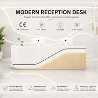 Comptoir de réception carré moderne et durable en bois blanc veiné avec éclairage LED latéral, logo personnalisé, pour salon de beauté et hôtel