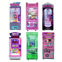 Máquina recreativa comercial de grúa de garras mini operada con monedas para la venta de muñecos de plástico y animales de peluche para niños.