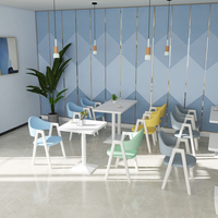 Ensemble de table à manger nordique pour restaurant, table blanche commerciale avec chaises colorées pour café, snack-bar