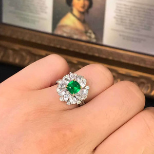 Bague et pendentif convertible en émeraude du Panjshir, Afghanistan, 0,95 ct, or 18 carats avec diamants d'Afrique du Sud et saphirs blancs - Product Image 4