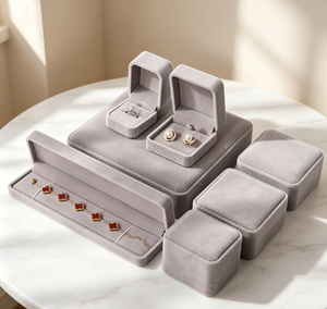 Coffret à bijoux haut de gamme fait main avec tissu en velours gris clair, base rigide, fermeture magnétique, boîte à bagues carrée - Product Image 4