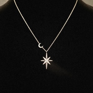 Collar de Lujo para Mujer con Colgante de Estrella del Norte y Destello de Diamante de Moissanita en Plata de Ley 925 Bañado en Rodio - Product Image 2