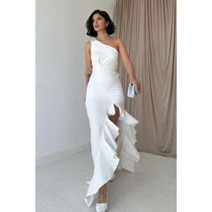 Robe de mariée élégante blanche sans bretelles, coupe fourreau, avec volants et fente, en tissu satiné, taille naturelle - Product Image 3