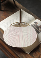 Éventail en bambou et rotin à long manche, artisanat d'art de la littérature classique, nature morte, design zen japonais et asiatique, objet décoratif d'été