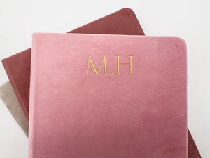 Taccuino Personalizzato di Lusso A5 con Copertina in Velluto e Testo in Lamina Dorata Agenda Giornaliera a Righe per Journaling - Product Image 4