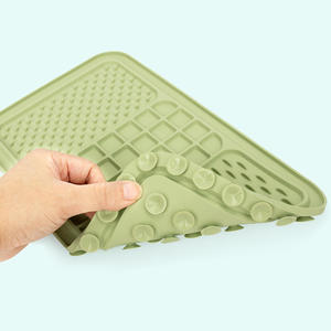 Alfombrilla de silicona para lamer para perros, comedero lento, distracción para baño y lavado - Product Image 4