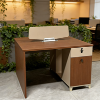 Bureau de travail et poste informatique contemporains, mobilier de bureau, ensemble bureau et chaise pour employés