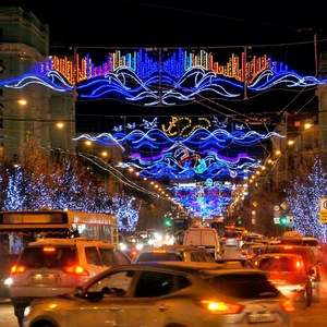 การติดตั้งไฟประดับคริสต์มาสแบบครอสสตรีทพร้อมลวดลาย LED รูปทรงประติมากรรมสำหรับบรรยากาศวันหยุดยุคใหม่ - Product Image 5
