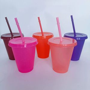 Toptan Çok Renkli 473 ml Bardaklar, Kapaklı ve Pipetli Plastik Bardaklar - Product Image 5