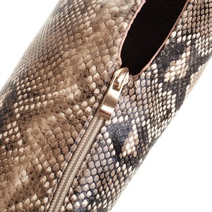 Bottines hautes pour femme en cuir de serpent style western, talon chaton, au-dessus du genou, collection automne-hiver 2025 - Product Image 4
