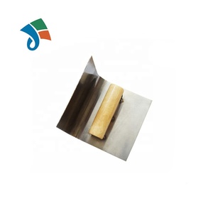 Pelle d'angle en acier au carbone avec manche en bois, outil pour plaques de plâtre - Product Image 1