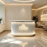 Comptoir de réception blanc incurvé avec éclairage LED, comptoir d'accueil moderne de luxe pour salon de beauté, spa, boutique, avec logo personnalisé
