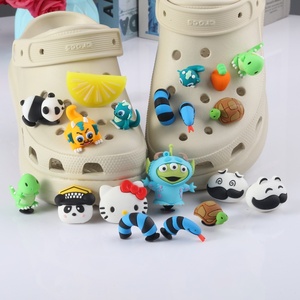 Nouveaux charms 3D pour sabots, accessoires <span class=keywords><strong>de</strong></span> sabots en PVC mignons et amusants, décorations <span class=keywords><strong>de</strong></span> chaussures kawaii en forme <span class=keywords><strong>de</strong></span> fleurs pour enfants, filles et femmes - Product Image 1