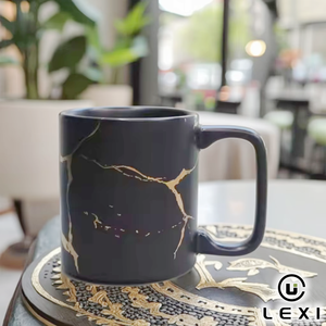 Mug en céramique personnalisé de 11 oz avec motif hexagonal noir et or, poignée carrée, tasse à café ou à thé pour le bureau, la maison ou comme cadeau - Product Image 1