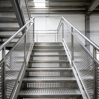 Rampe d'escalier extérieure en acier inoxydable à trous circulaires, design moderne, taille et couleur personnalisables, garde-corps de sécurité résidentiels