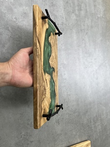 Plateau de service en bois massif à bord vif naturel de la marque LAMA EPOXY avec résine époxy rivière, taille personnalisée, fait à la main, décoration d'intérieur - Product Image 4