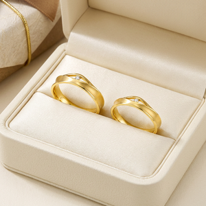แหวนทองคำแท้ 18K ดีไซน์เรียบหรู ประดับเพชรธรรมชาติ  งานขัดเงาแบบ Brushed Finish เหมาะสำหรับสวมใส่ทุกวัน - Product Image 4