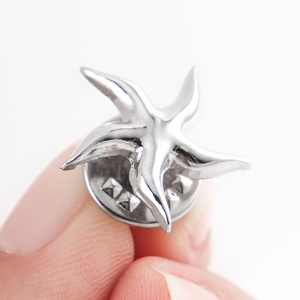 Épingles à revers personnalisées en forme d'étoile <span class=keywords><strong>de</strong></span> mer, en argent plaqué, moulées en 3D, avec impression sérigraphique pour hôtels et complexes hôteliers - Product Image 5