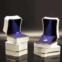 Boîte à bijoux de luxe blanche à LED pour collier, pendentif, bague, avec lampe LED, design carré simple, emballage de bijoux, personnalisation en gros